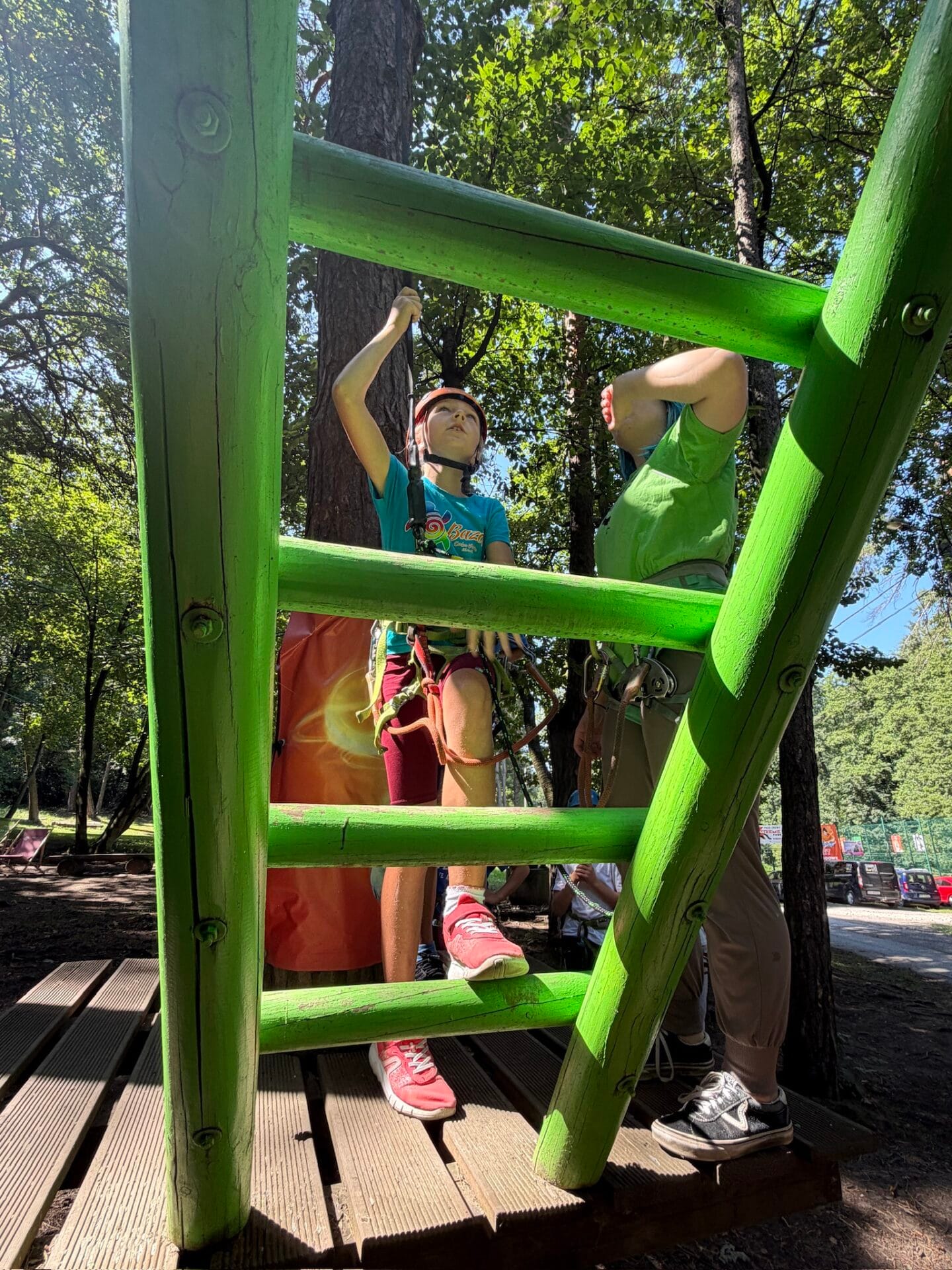 Dziecko zapina karabinek asekuracyjny na starcie trasy linowej w Xtreme Park Wieliczka