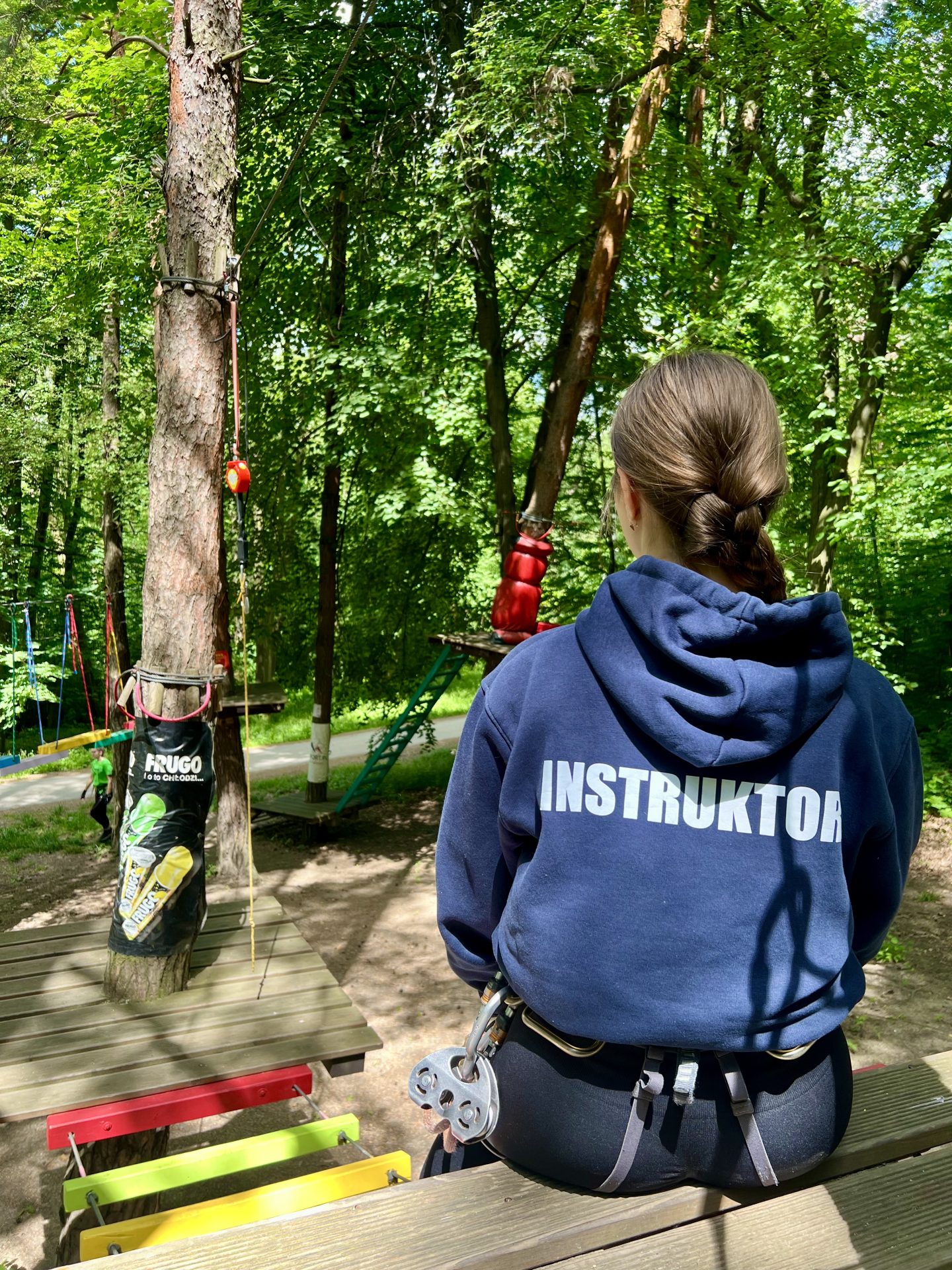 Instruktor na trasie linowej w Xtreme Park Wieliczka