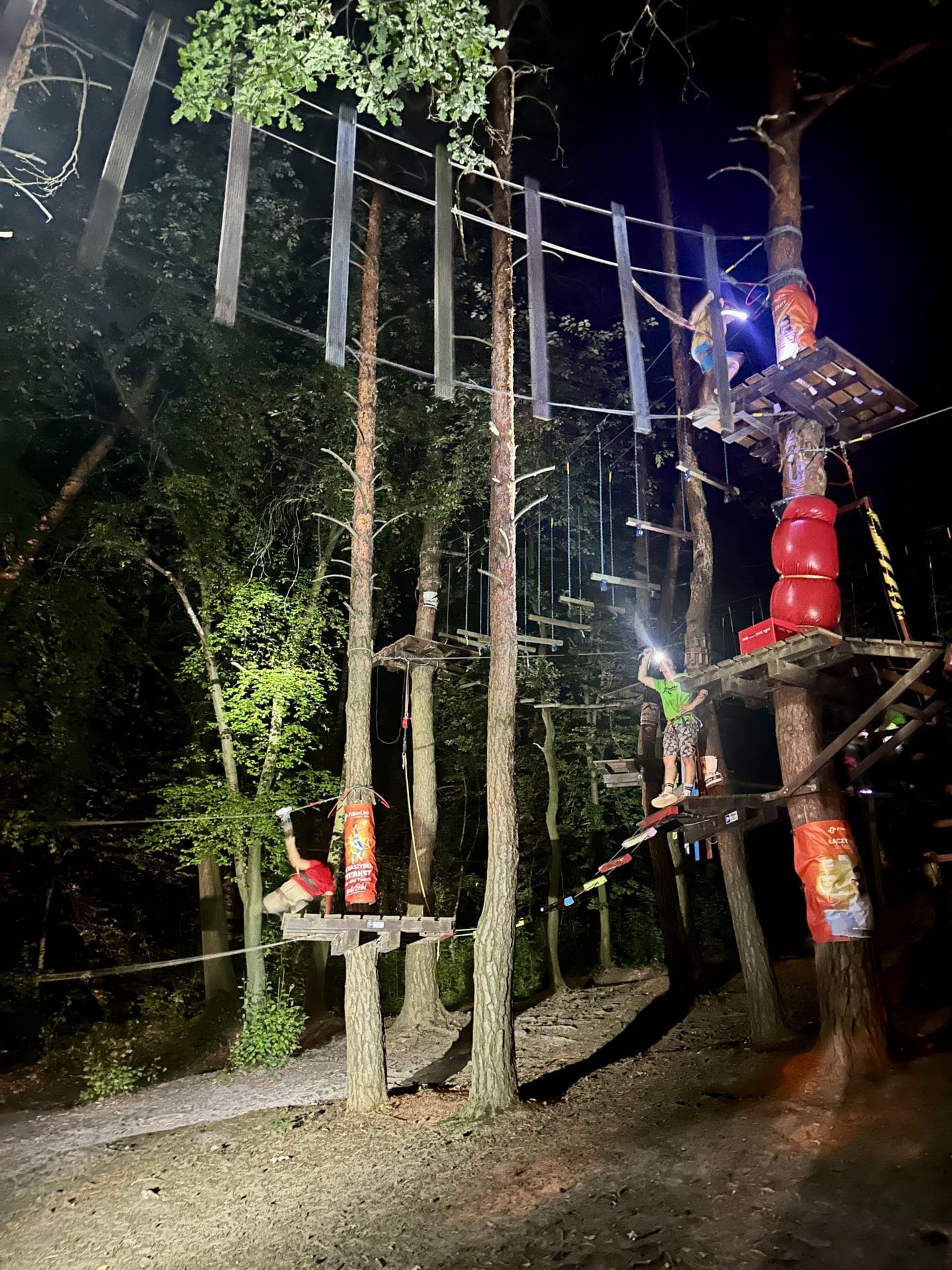 Nocna trasa linowa z oświetleniem w Xtreme Park Wieliczka