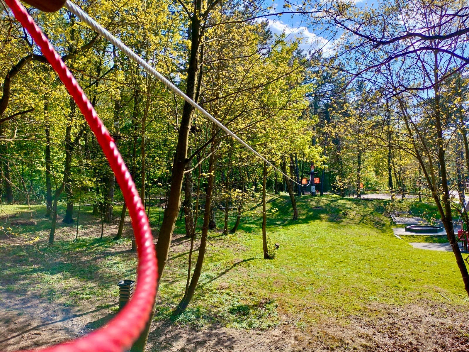 Zjazd tyrolką nad koronami drzew w Xtreme Park Wieliczka